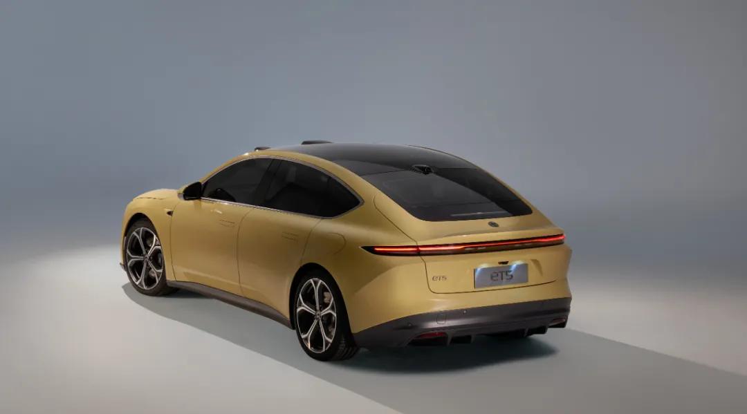 续航破千、智驾升级：2025 年新能源汽车的突围与进化