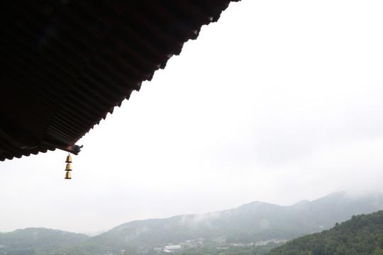 檐角的风铃与掌心的温度