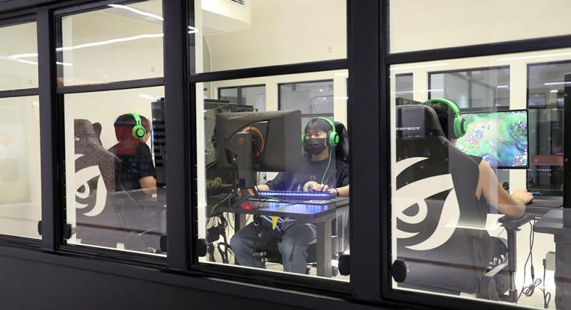 霓虹与汗水交织的战场：电竞世界里的青春史诗