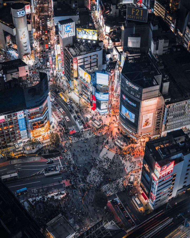 云端的舞者:无人机掠过人间的万千姿态