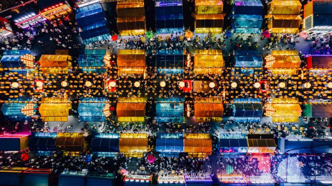 霓虹灯下的新活力：解码城市夜经济的多元可能