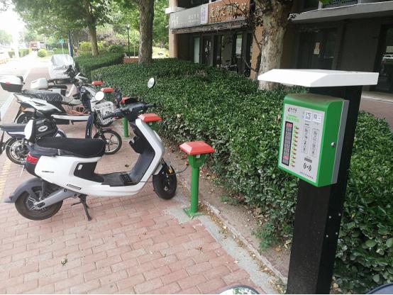 街角那抹橙，是共享充电宝藏不住的暖意