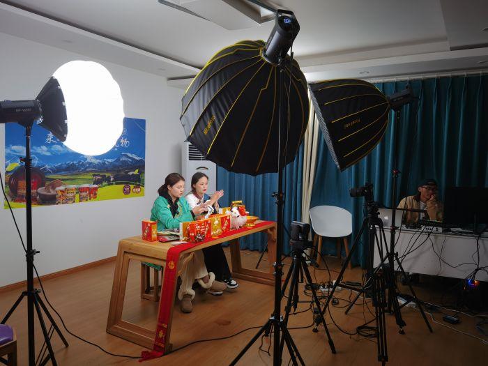 直播电商：浪潮中的喧嚣与生长