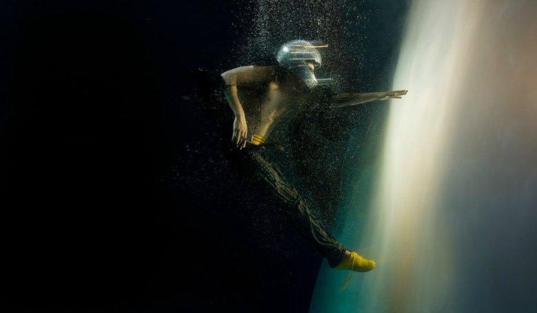 深蓝秘境里的光影诗人：水下摄影的温柔叙事