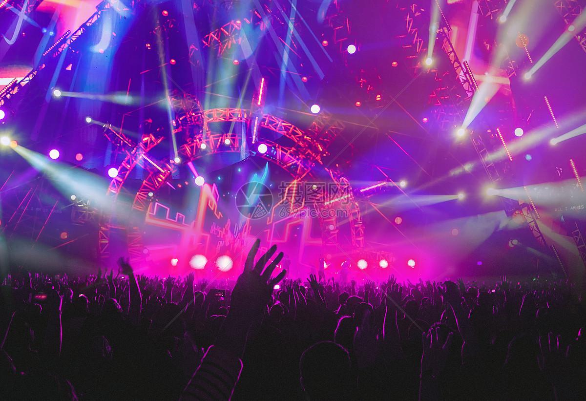 聚光灯下的集体仪式：演唱会的多维镜像