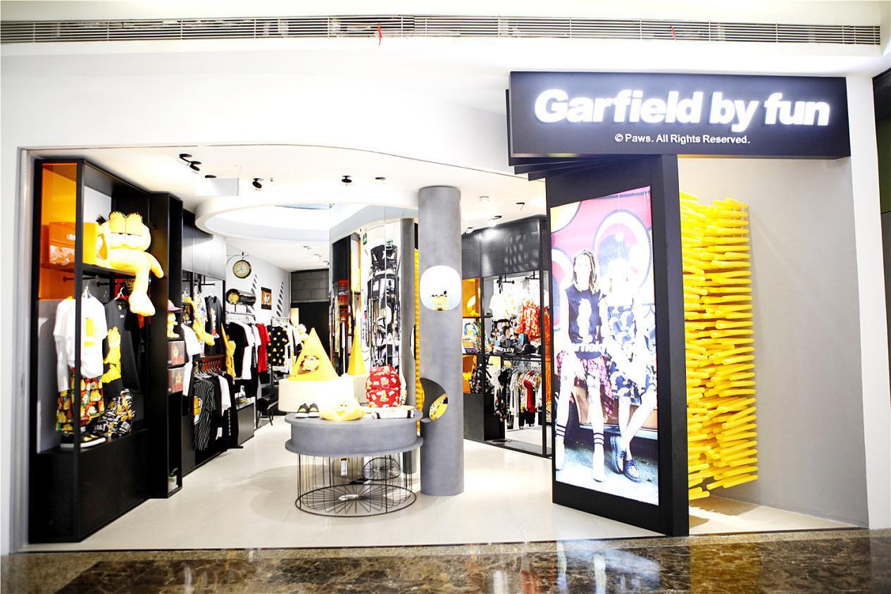 霓虹与针脚共舞：潮流品牌织就的当代青年衣橱密码