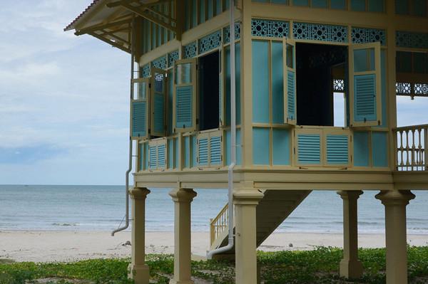 推开旋转门，邂逅一座城市的温柔褶皱