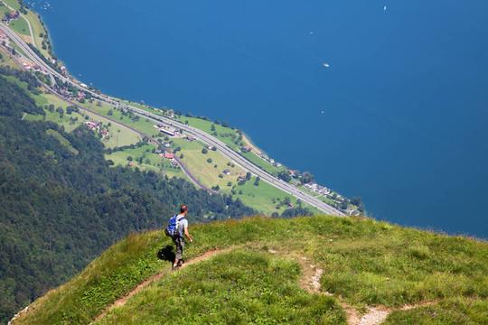 丈量大地的沉思:徒步者的精神轨迹