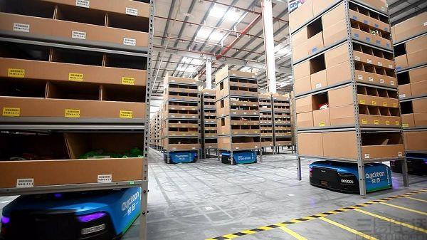 当机械臂拥抱货架：那些被自动化温柔改写的仓储时光