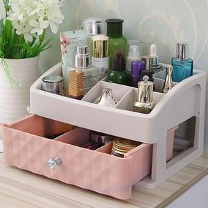 那些瓶瓶罐罐里的小秘密：聊聊化妆品那些事儿