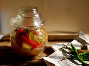 泡菜坛里的岁月香：韩餐里流动的烟火与诗意