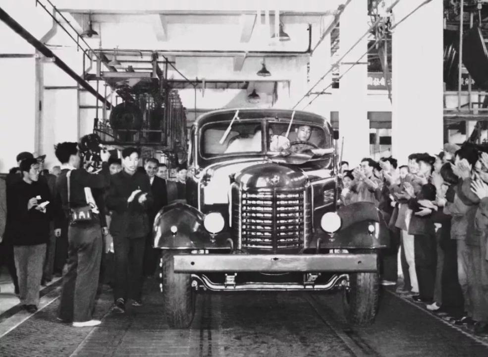 钢铁洪流中的文明印记：汽车工业百年演进与时代命题