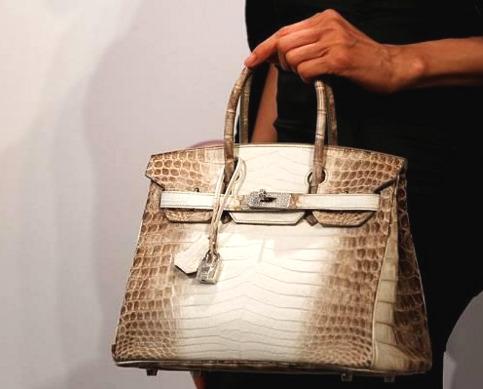 当鳄鱼皮遇见二维码奢侈品圈的荒诞与狂欢