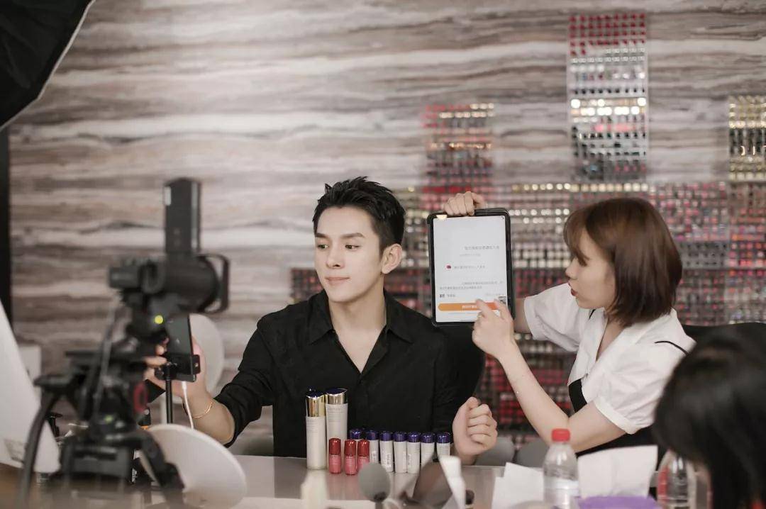 直播间里的烟火气：那些藏在点赞和下单里的故事