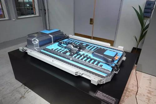 电池里的光：一场跨越十年的造车梦