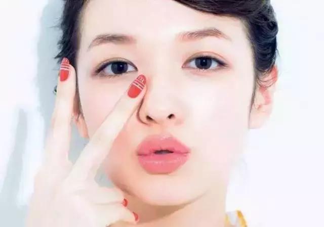 夏日清透妆感养成记:从底妆到唇妆的温柔蜕变