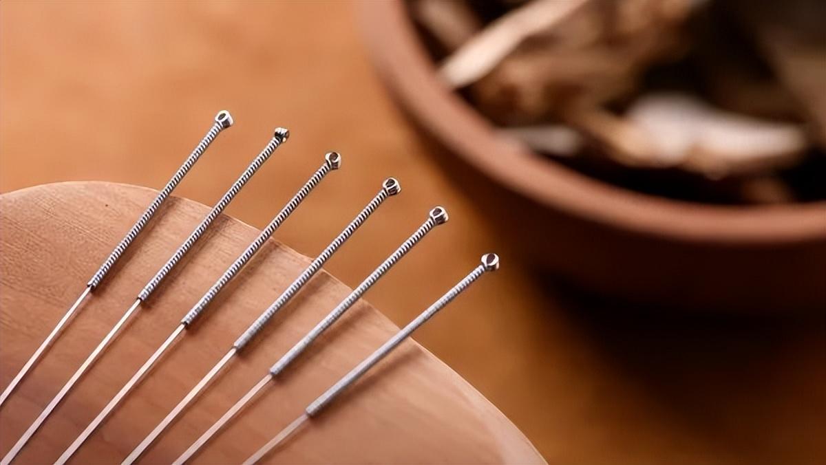 银针起落间，藏着岁月温柔的叩问