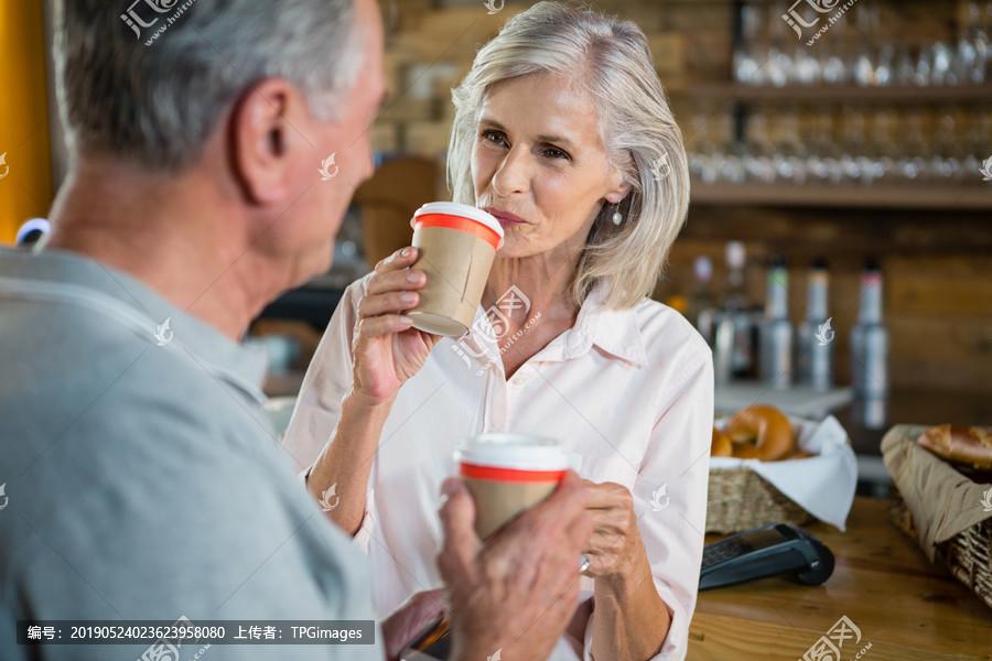 光影里的哲思：在日常褶皱中捡拾智慧