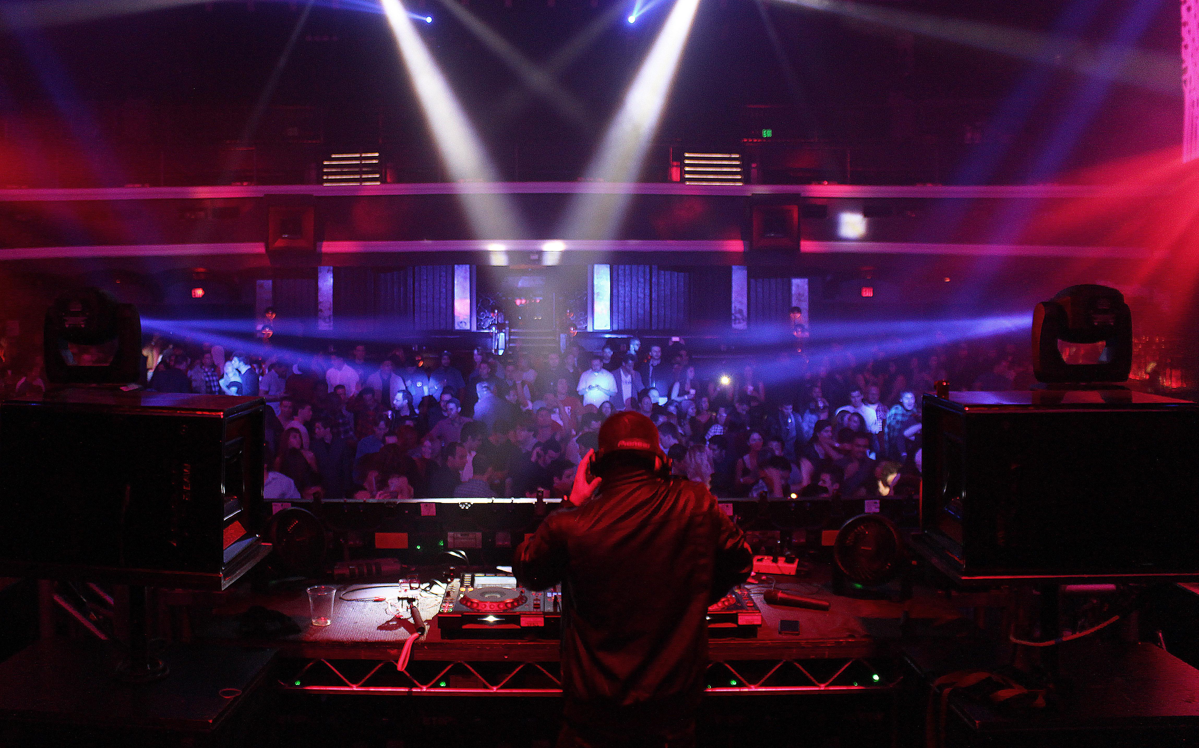 霓虹灯下的韵律魔法师：DJ 如何编织声音的奇幻世界