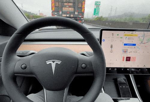 方向盘成了摆设？聊聊辅助驾驶那些让人笑到踩错刹车的事儿