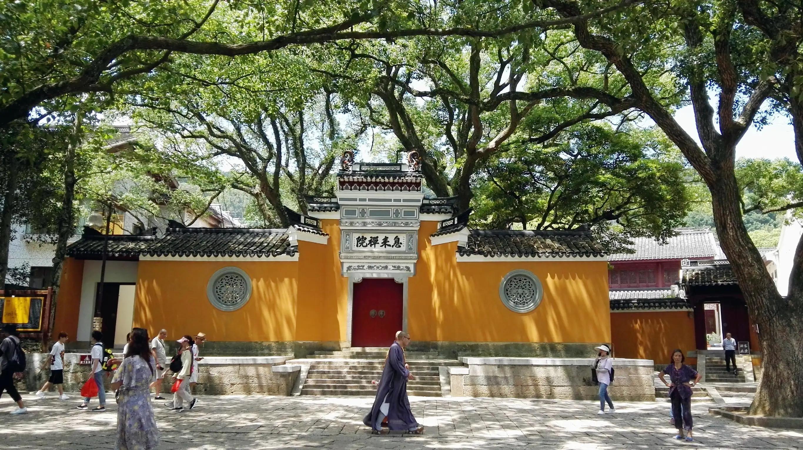 古刹里的 “佛系” 日常：当经文遇上外卖备注