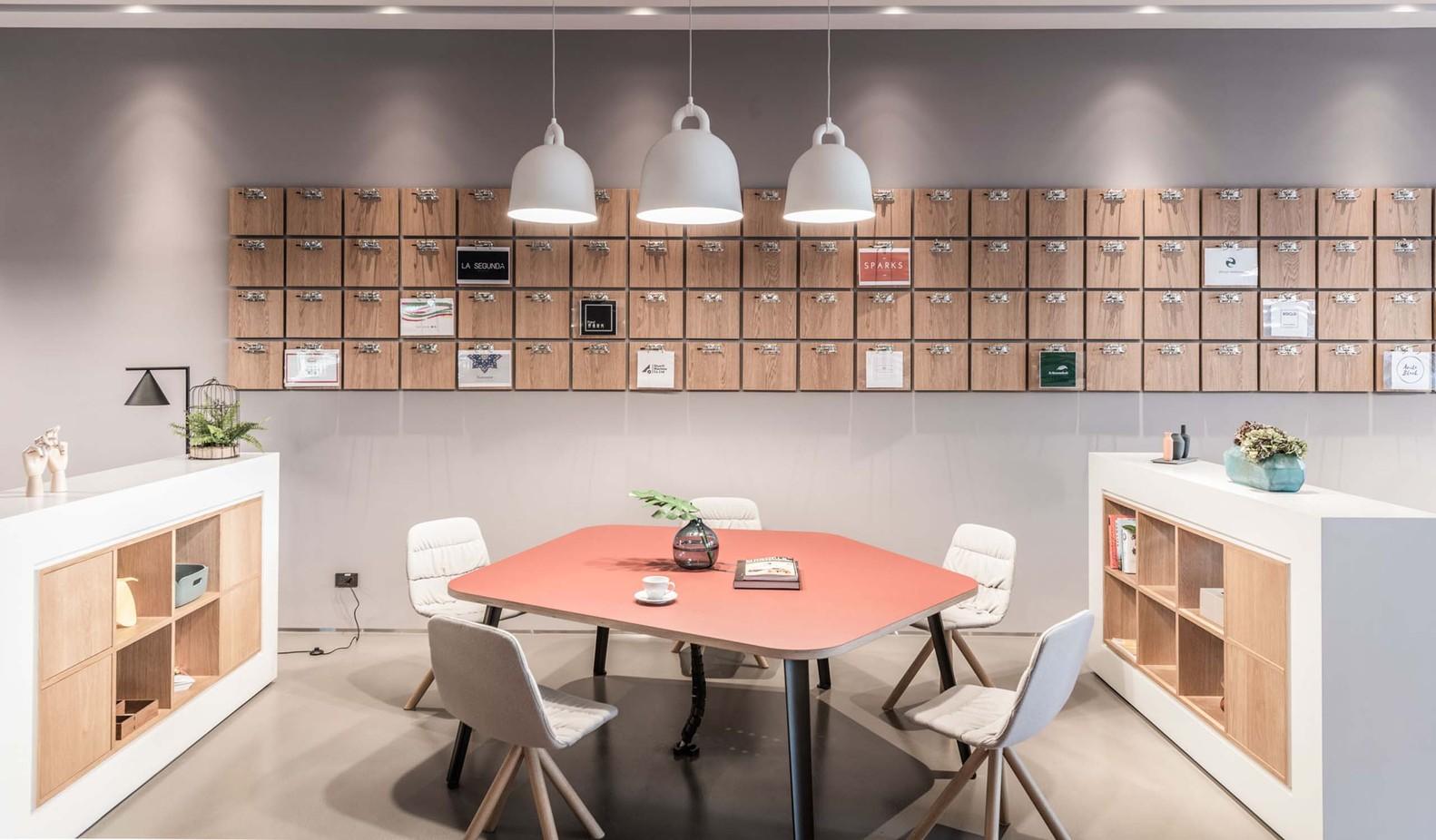 共享空间里的咖啡香与键盘声