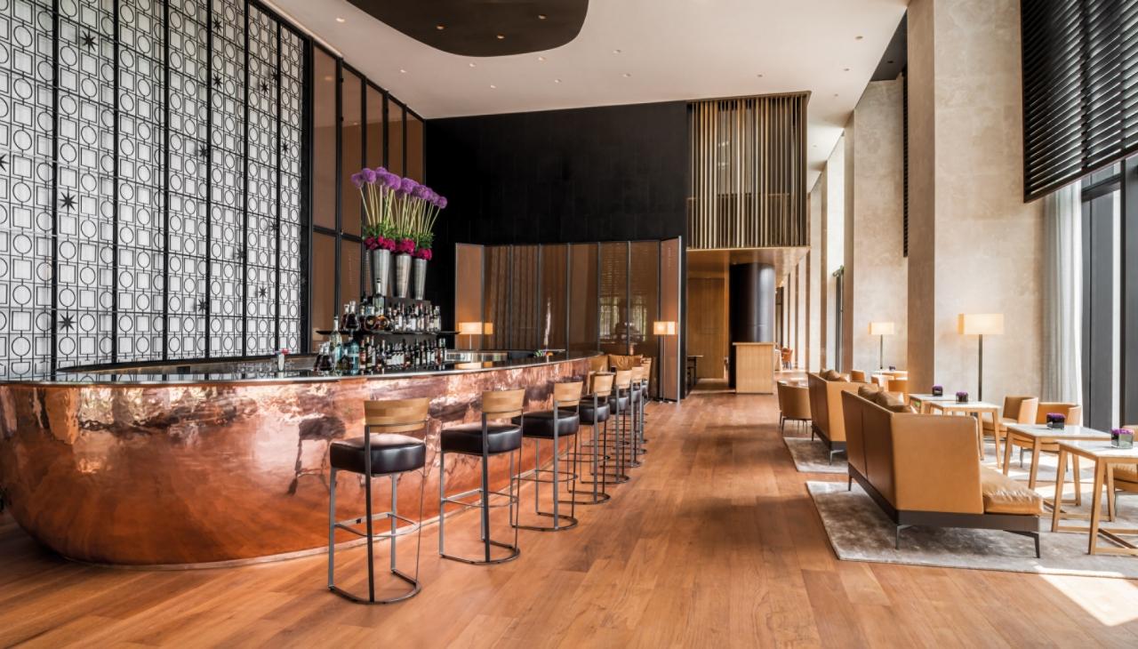 酒店：承载旅人故事与城市温度的多维空间