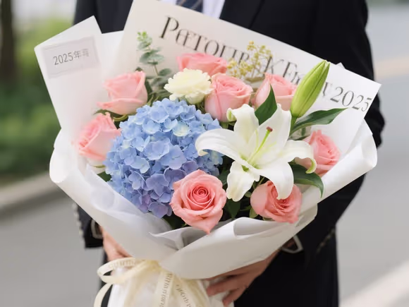 百合玫瑰绣球花束