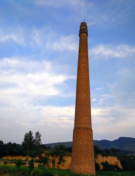 老烟囱下的新绿