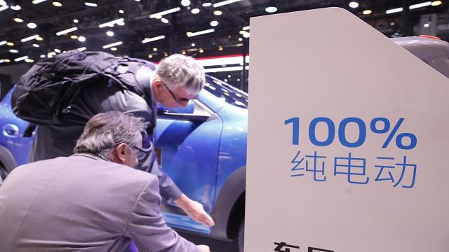 续航与补能的双重革命：2025 新能源汽车市场深度解析