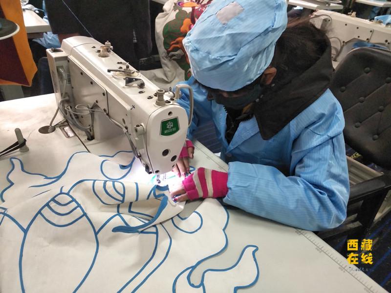 缝纫机转动时，时光在针脚里开出花