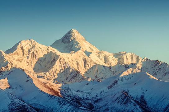 雪线之上，那串被风掩埋的脚印