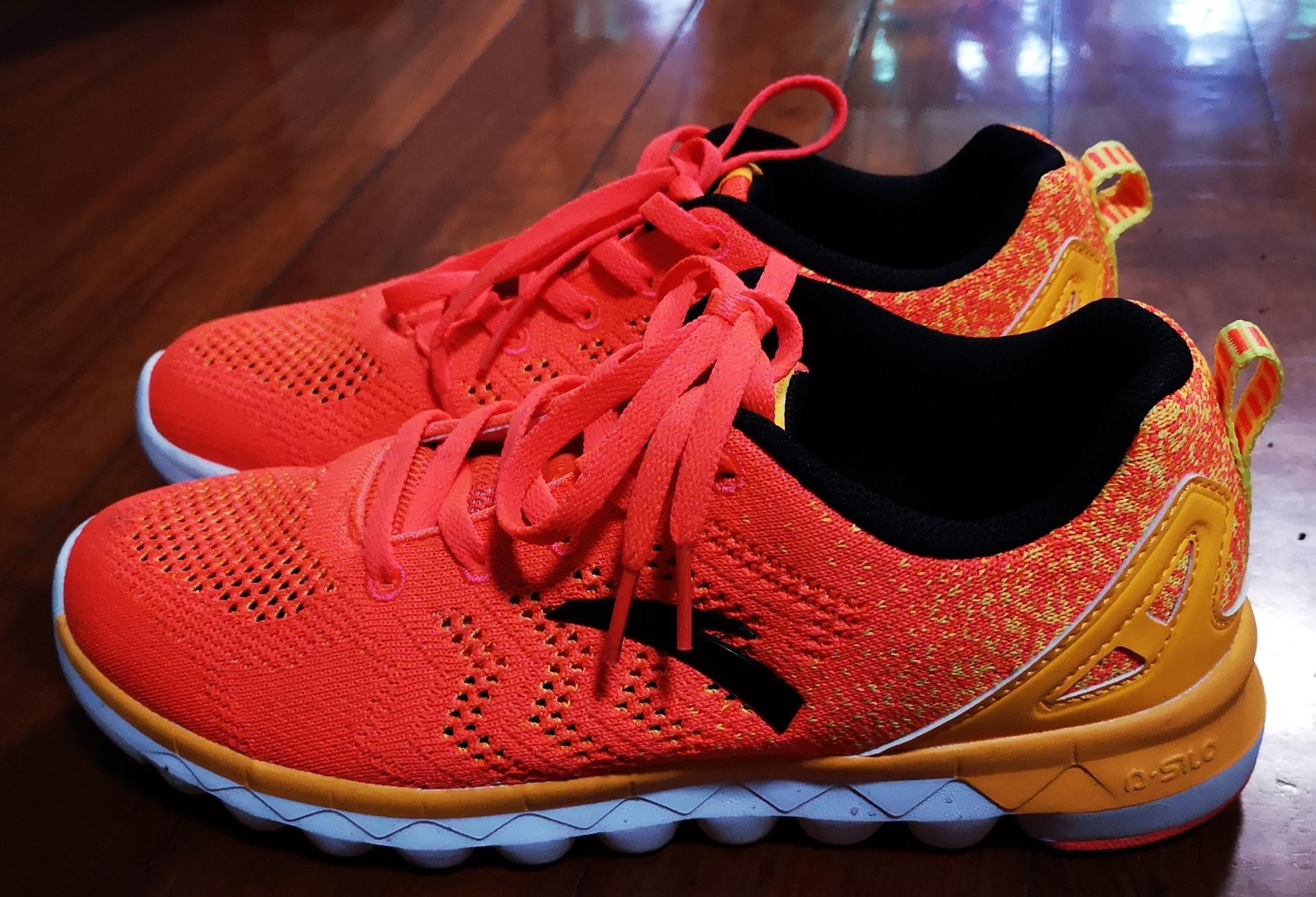 那双荧光橙跑鞋，藏着整个夏天的风