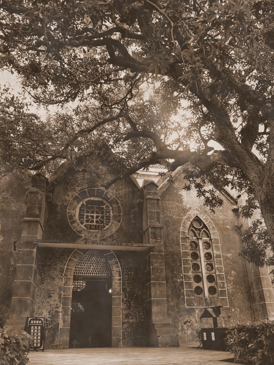 光影织就的重生 —— 老教堂里的建筑诗学