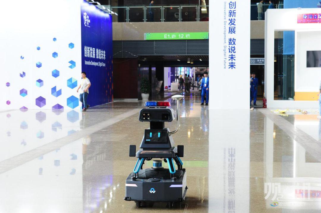 钢铁与温情的共舞：机器人在人间烟火里的成长轨迹