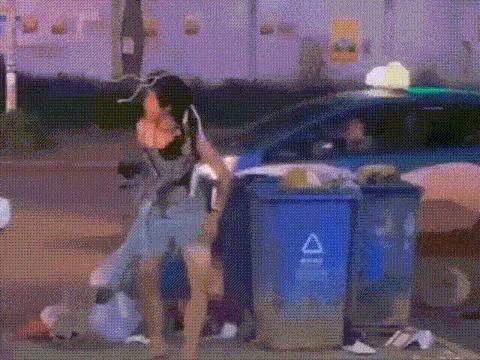 垃圾桶旁的时光碎片