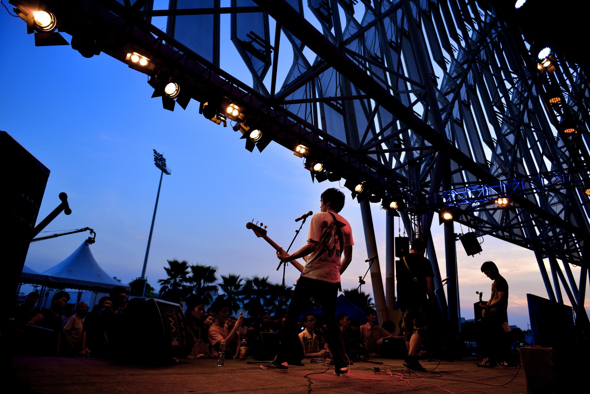 霓虹与嘶吼：摇滚现场的灵魂震颤