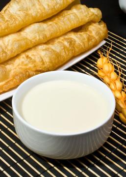 从豆浆配油条到现磨拿铁：消费升级藏在生活的褶皱里