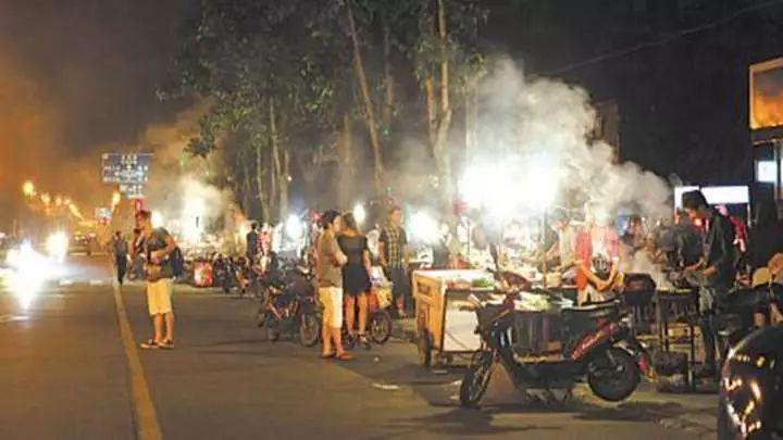 烟火之间：烧烤里的风味密码与人间百态