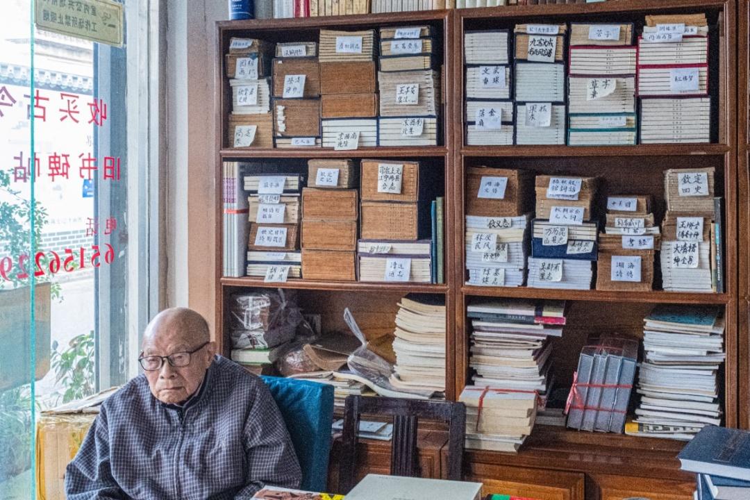 街角老书店的秘密