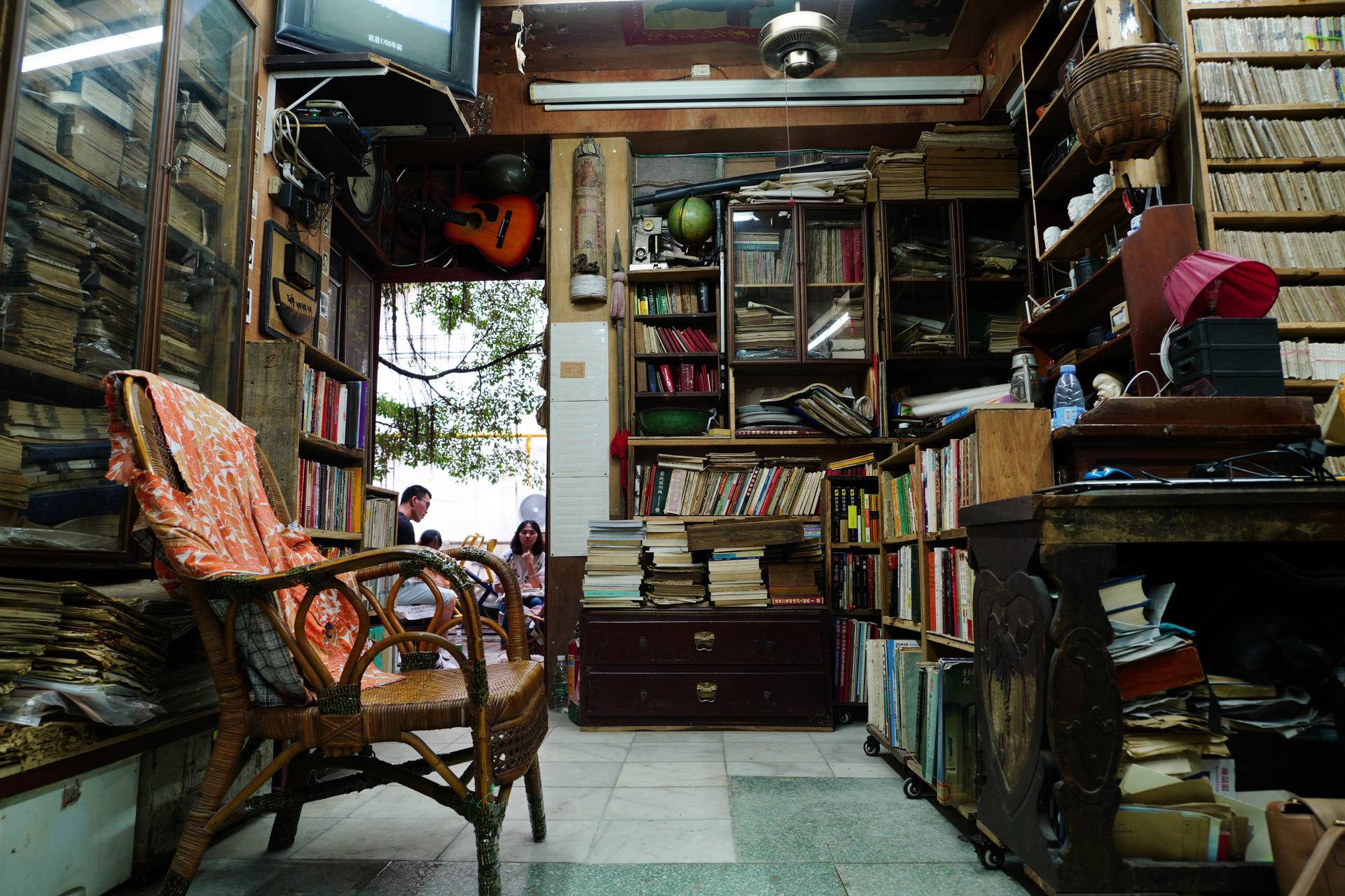 城市旧书店：时光褶皱里的文化驿站