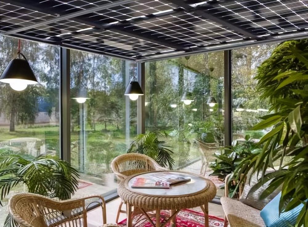 光的絮语：当太阳的指纹爬上屋顶