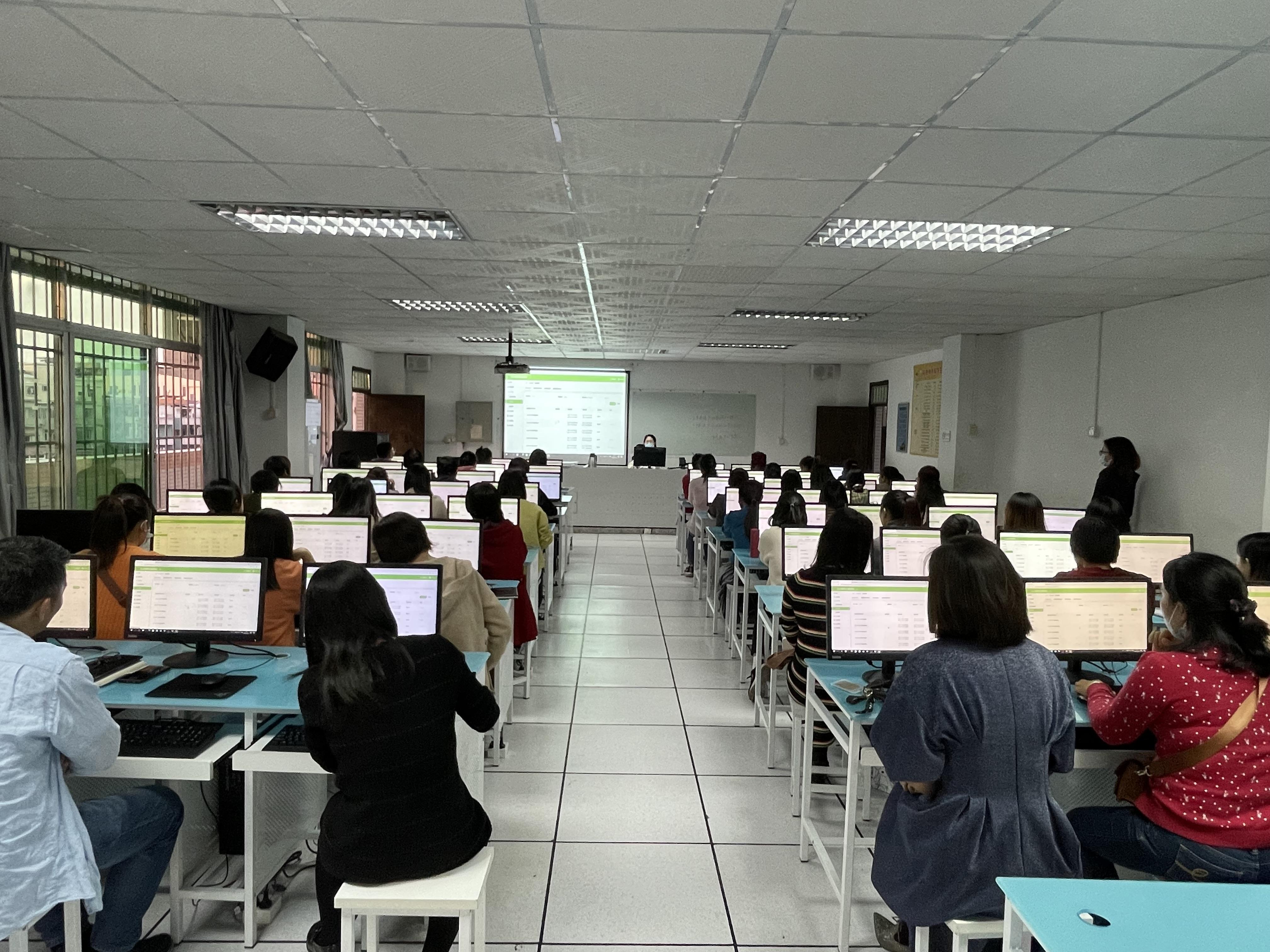 屏幕那端的光：教育信息化点亮每个成长角落