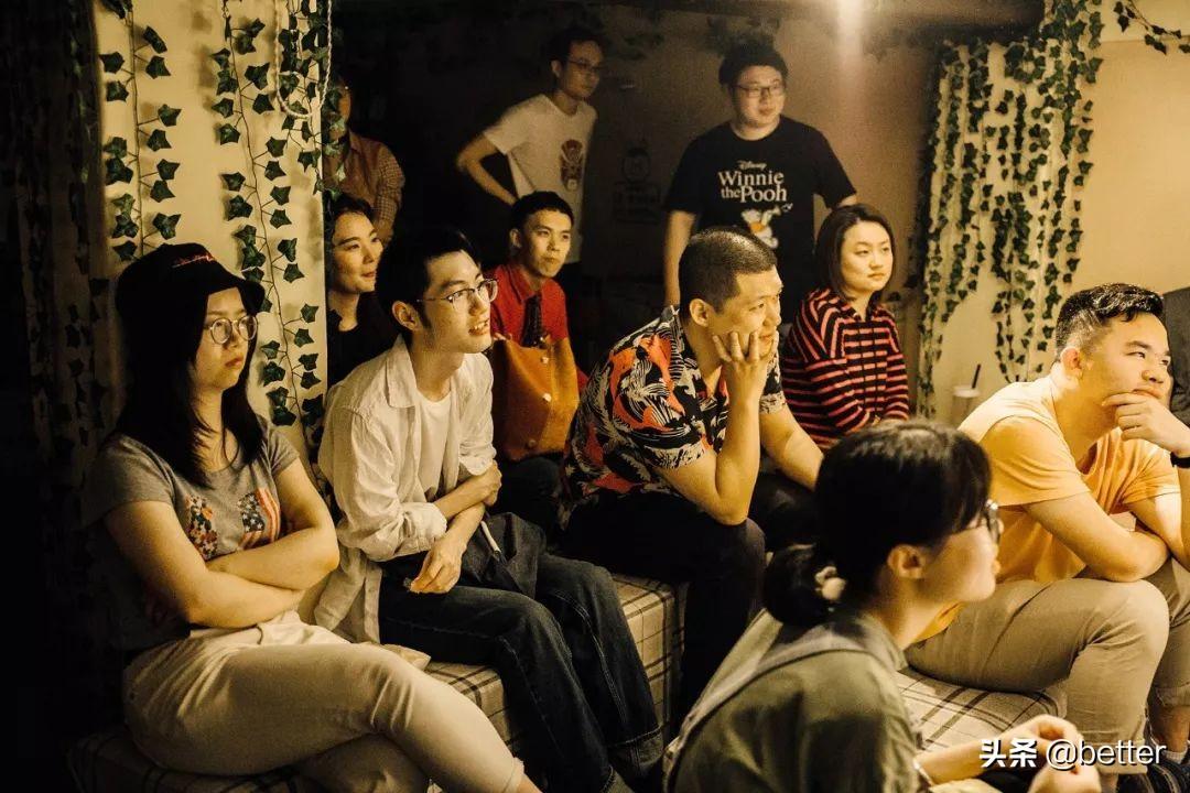 麦克风里的生活褶皱：那些被脱口秀点亮的平凡夜晚