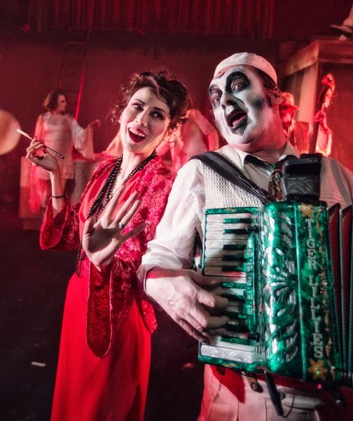 幕布之后:话剧艺术的多维镜像