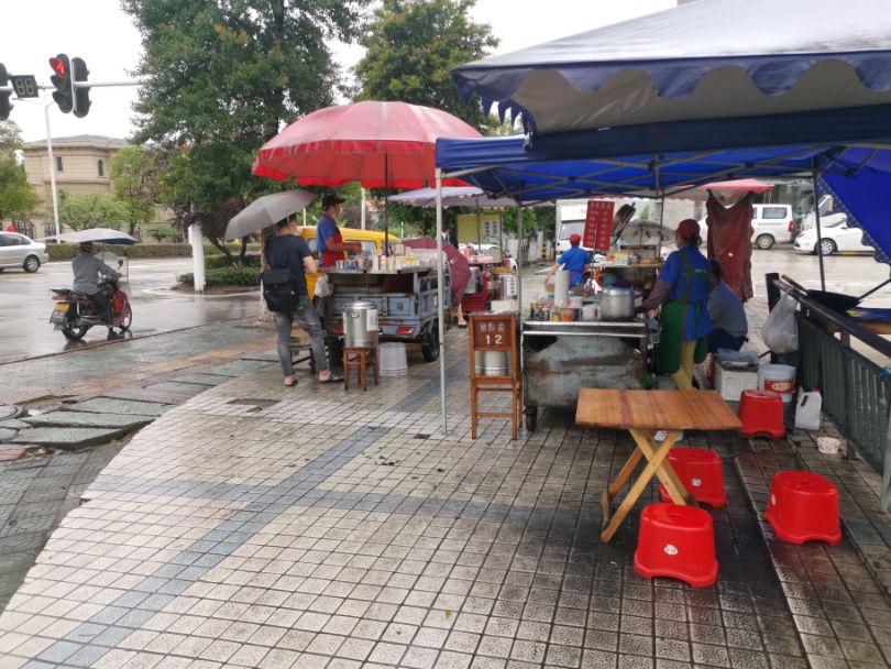 街角的灯火与掌心的温度