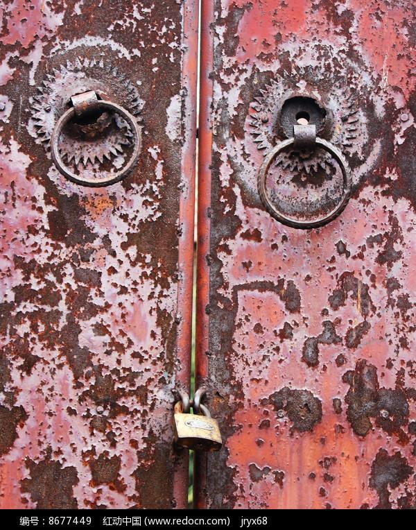 锈蚀铁门后的秘密