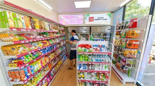 街角的微光：社区便利店的 24 小时人生