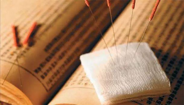 银针游走处，藏着岁月里的温柔与救赎