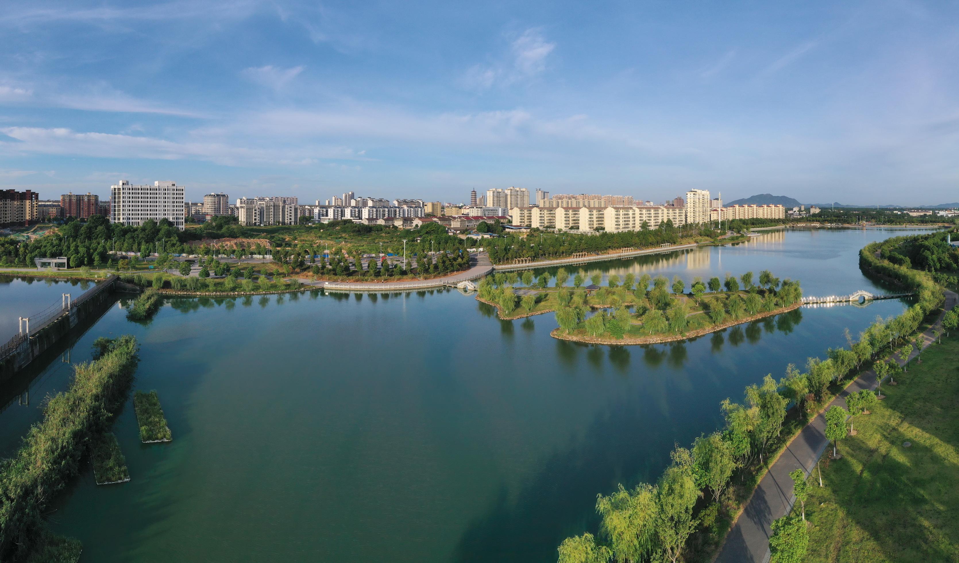 心湖深处的褶皱：那些未曾言说的情绪轨迹